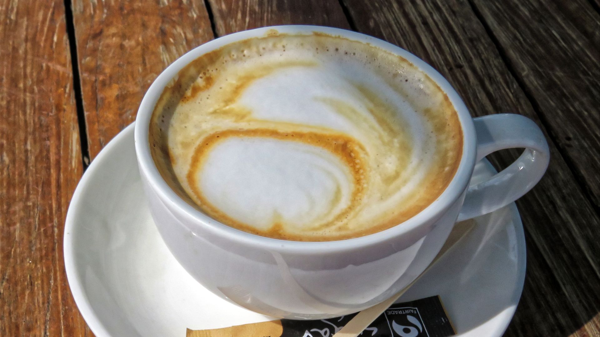 File:Flat white coffee Highgate Cricket Club, Crouch End, London.jpg