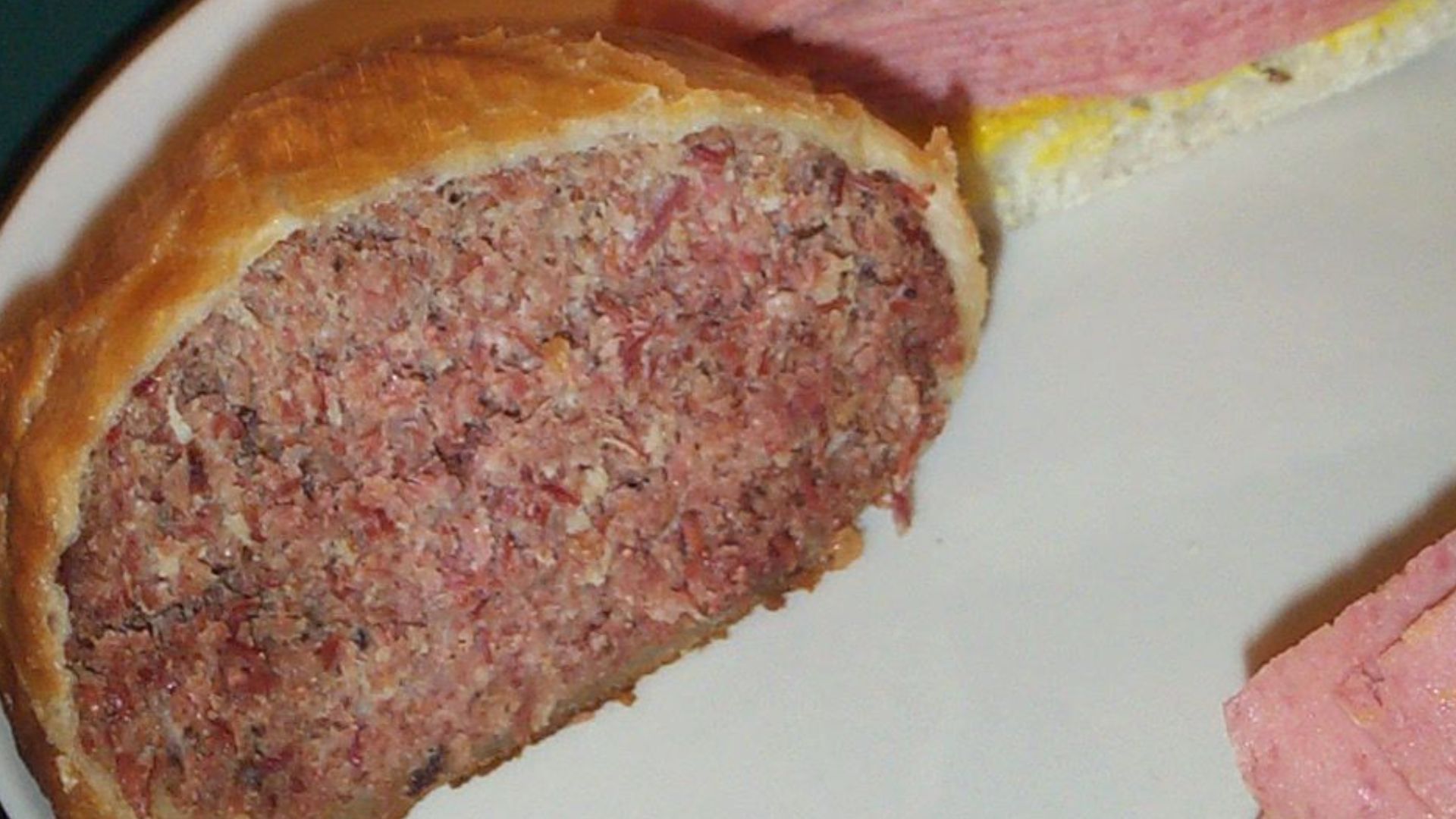 File:Salami sandwich and knish.jpg