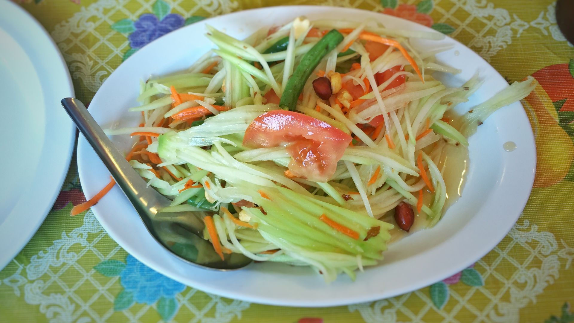 File:Som Tum ส้มตำไทย- mortar pounded green papaya salad with palm sugar, lime juice, bird eye chile, peanuts.jpg