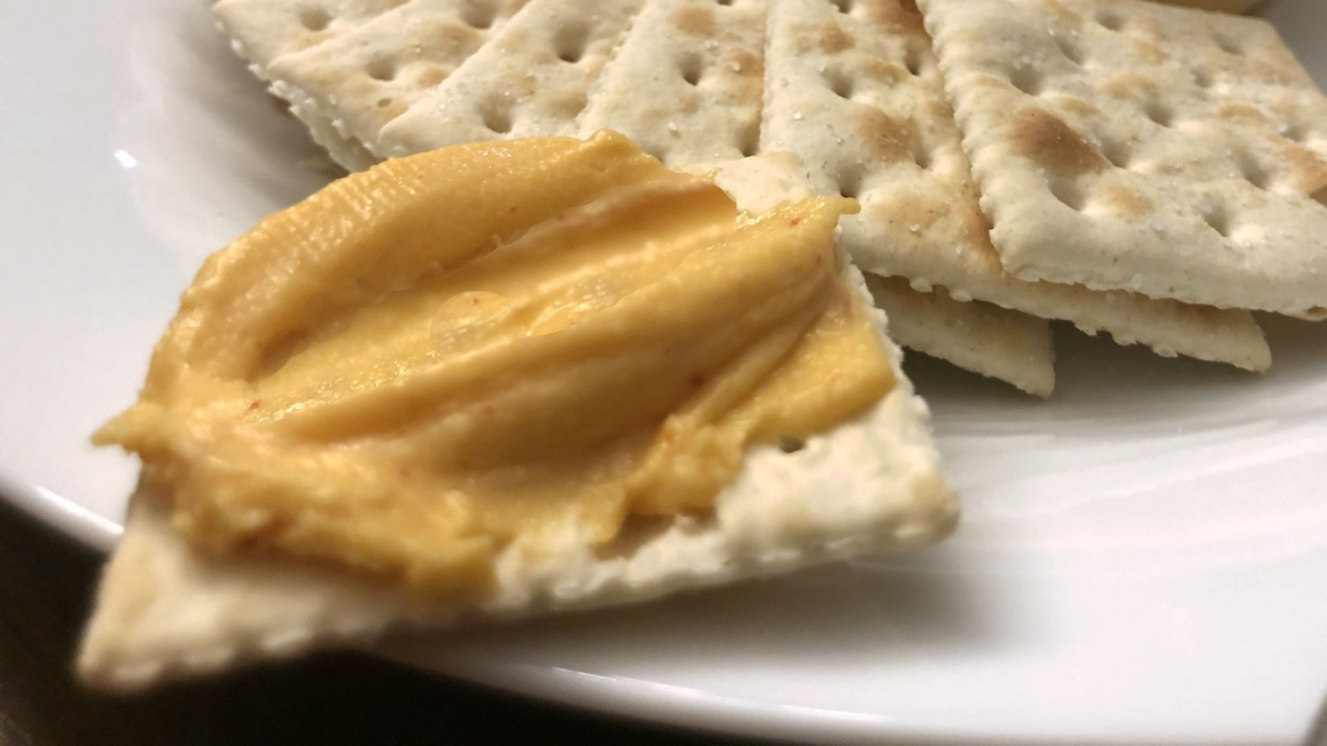 File:Beer cheese and crackers.png