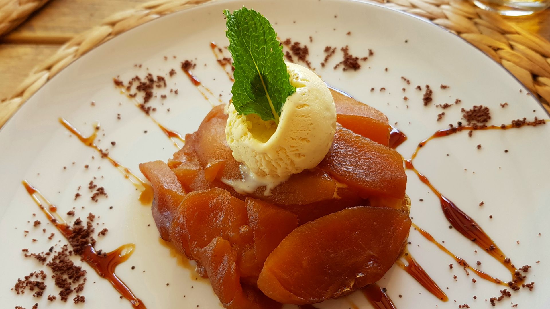 File:Tarte tatin a un restaurant del Tossalet, Xàbia.jpg