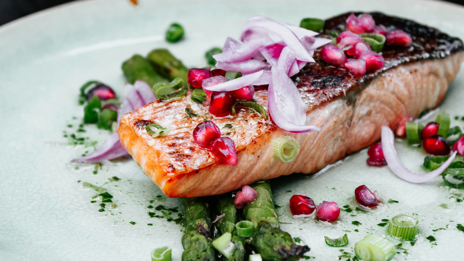 fish with onions and asparagus