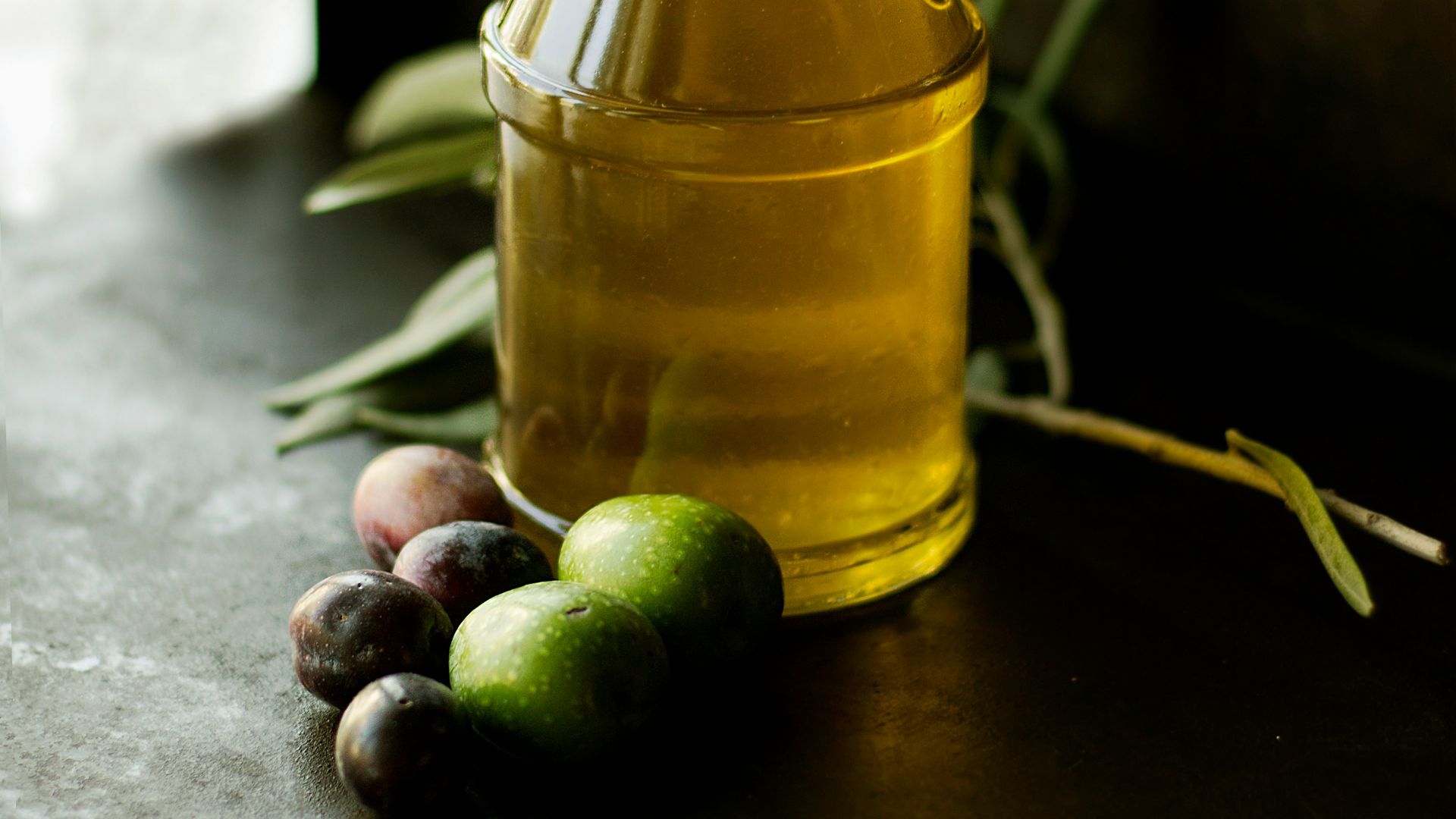 clear glass cruet bottle