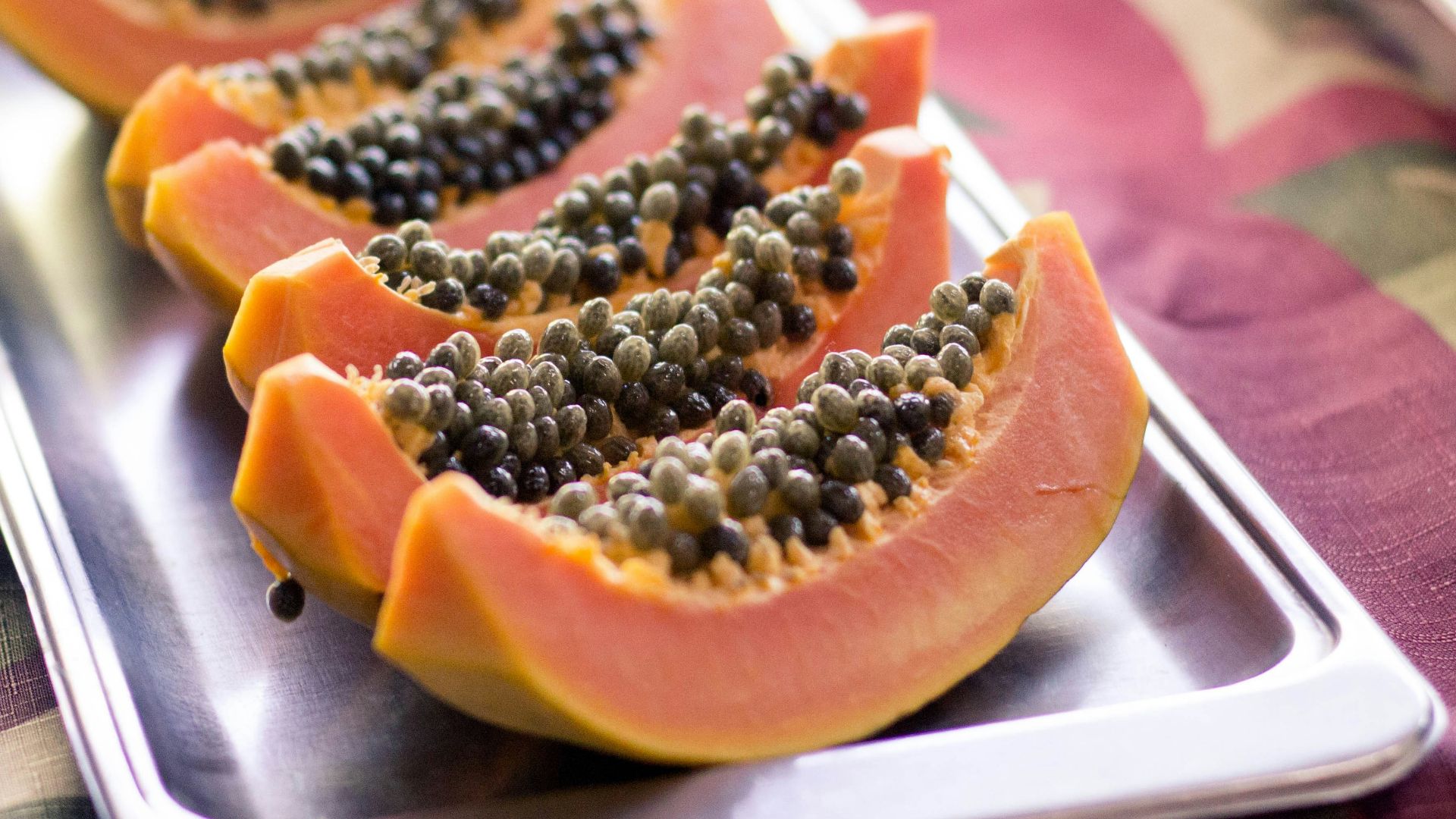 papaya fruits on focus photography
