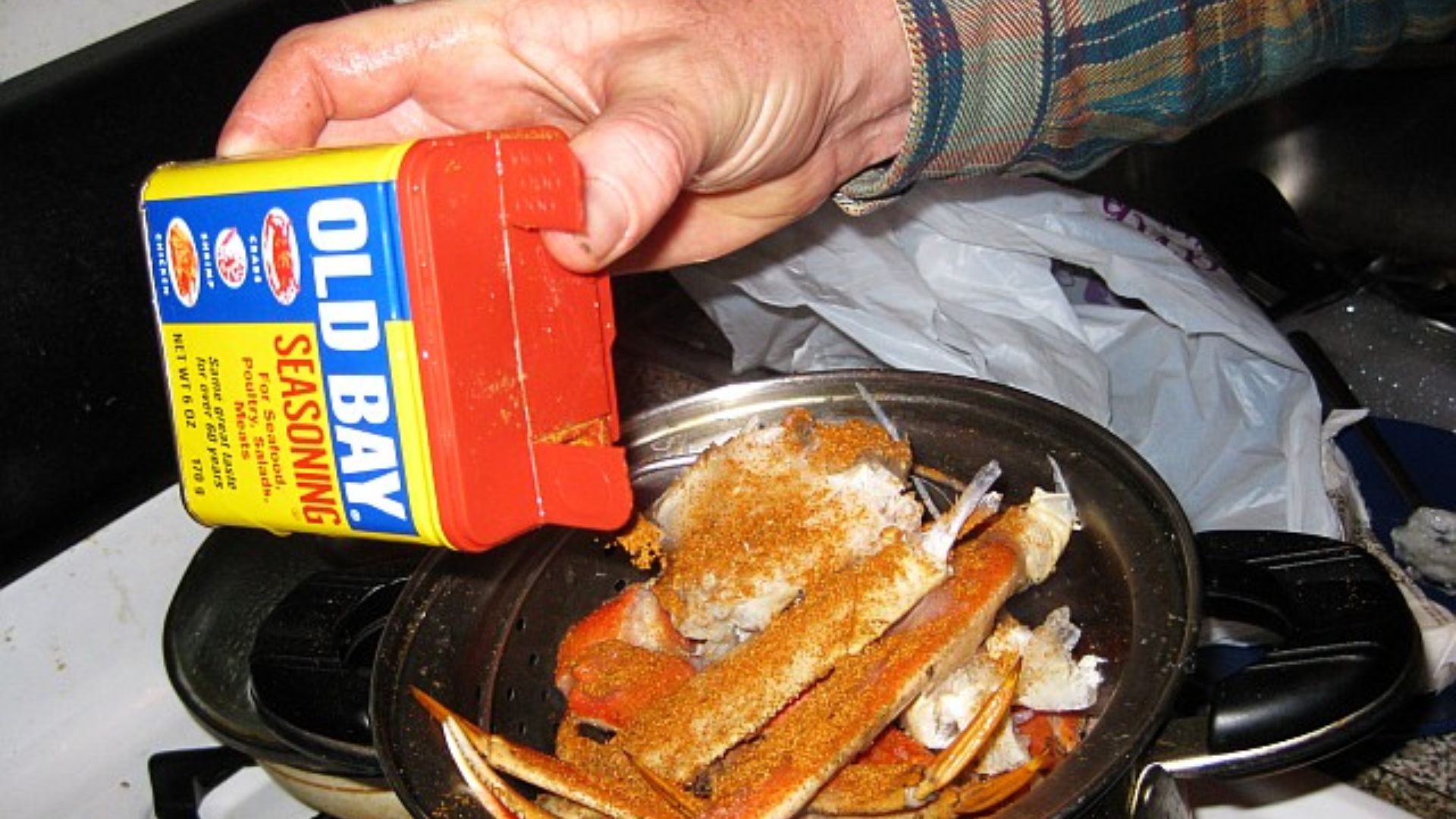 File:Snow crab legs and old bay seasoning.jpg