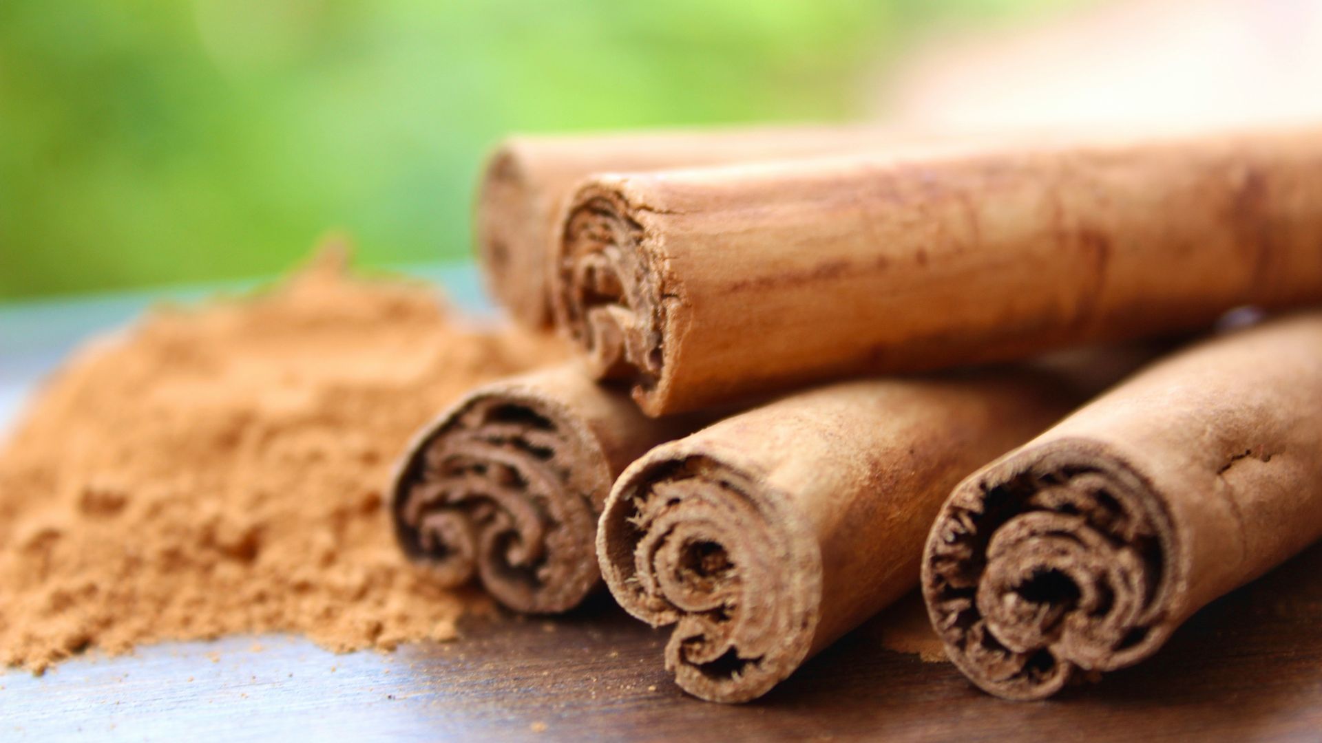 cinnamon sticks and cinnamon powder on a table