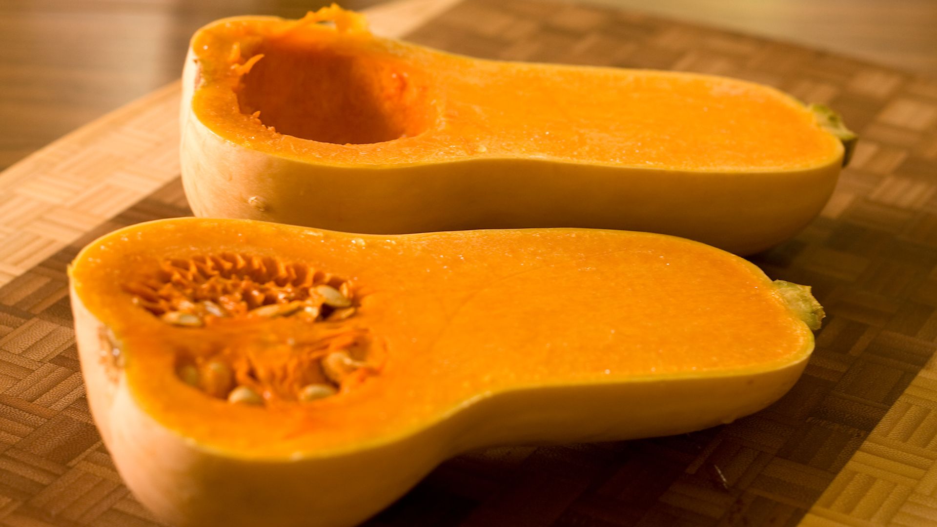 File:Cucurbita moschata Butternut squash seed cavity and seeds.jpg