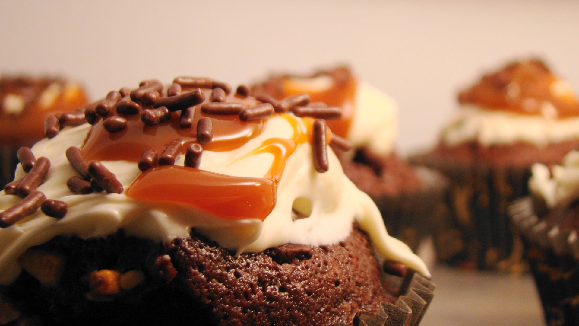 File:Vegan Chocolate Stout Caramel Apple Cupcakes with Kreme Cheeze Frosting (5019163705).jpg