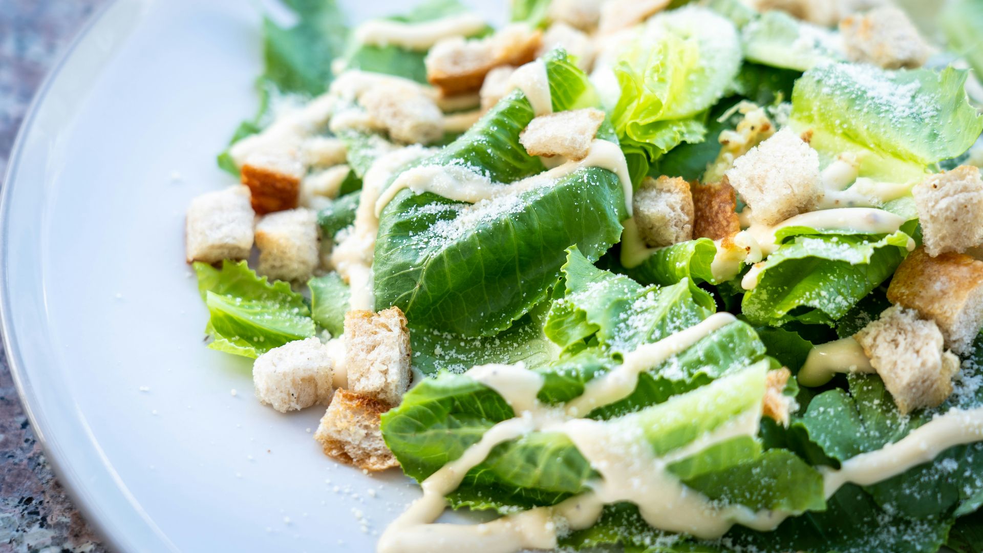 closed photography of vegetable salad with croutons in plate