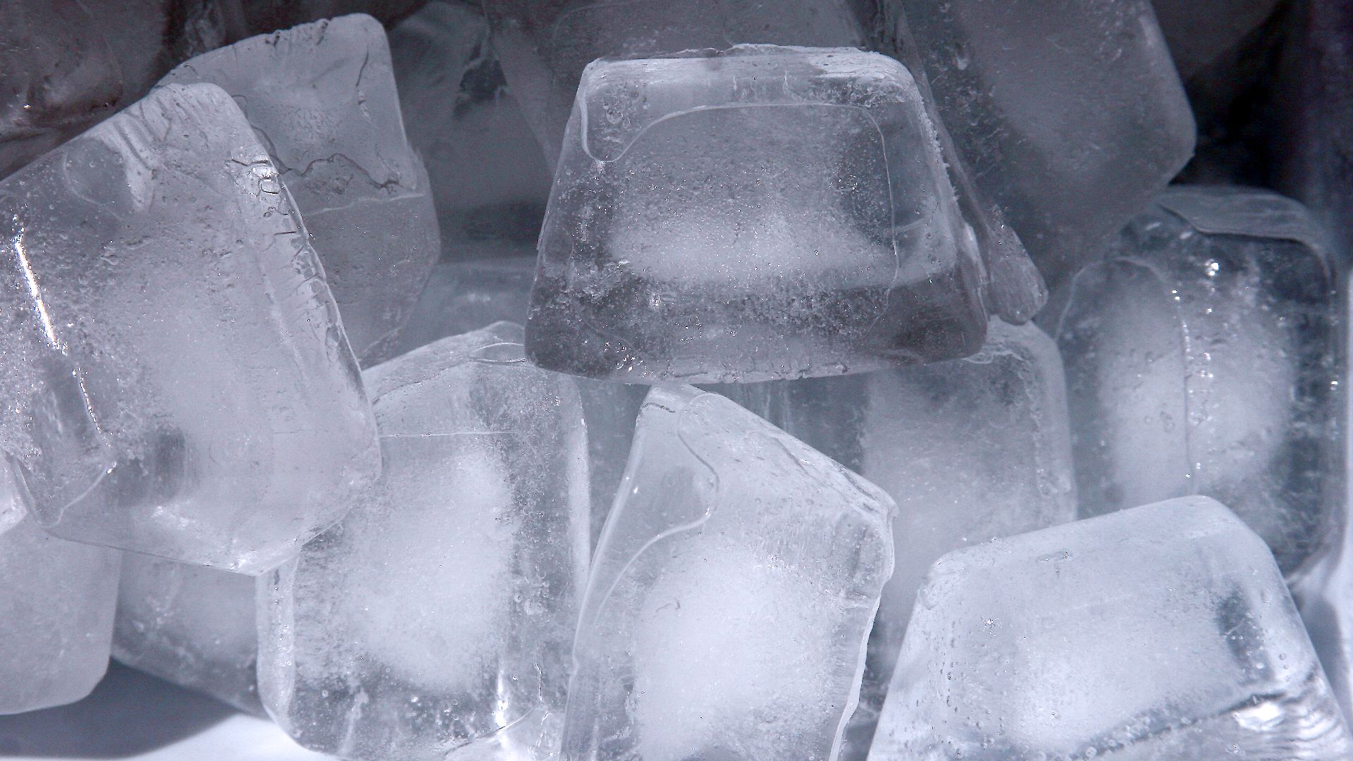 File:Cloudy ice cubes.jpg