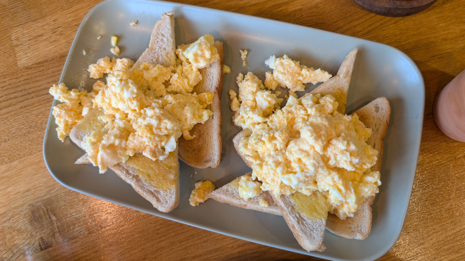 File:Scrambled egg on toast - Loro's Cafe 2025-08-13.jpg