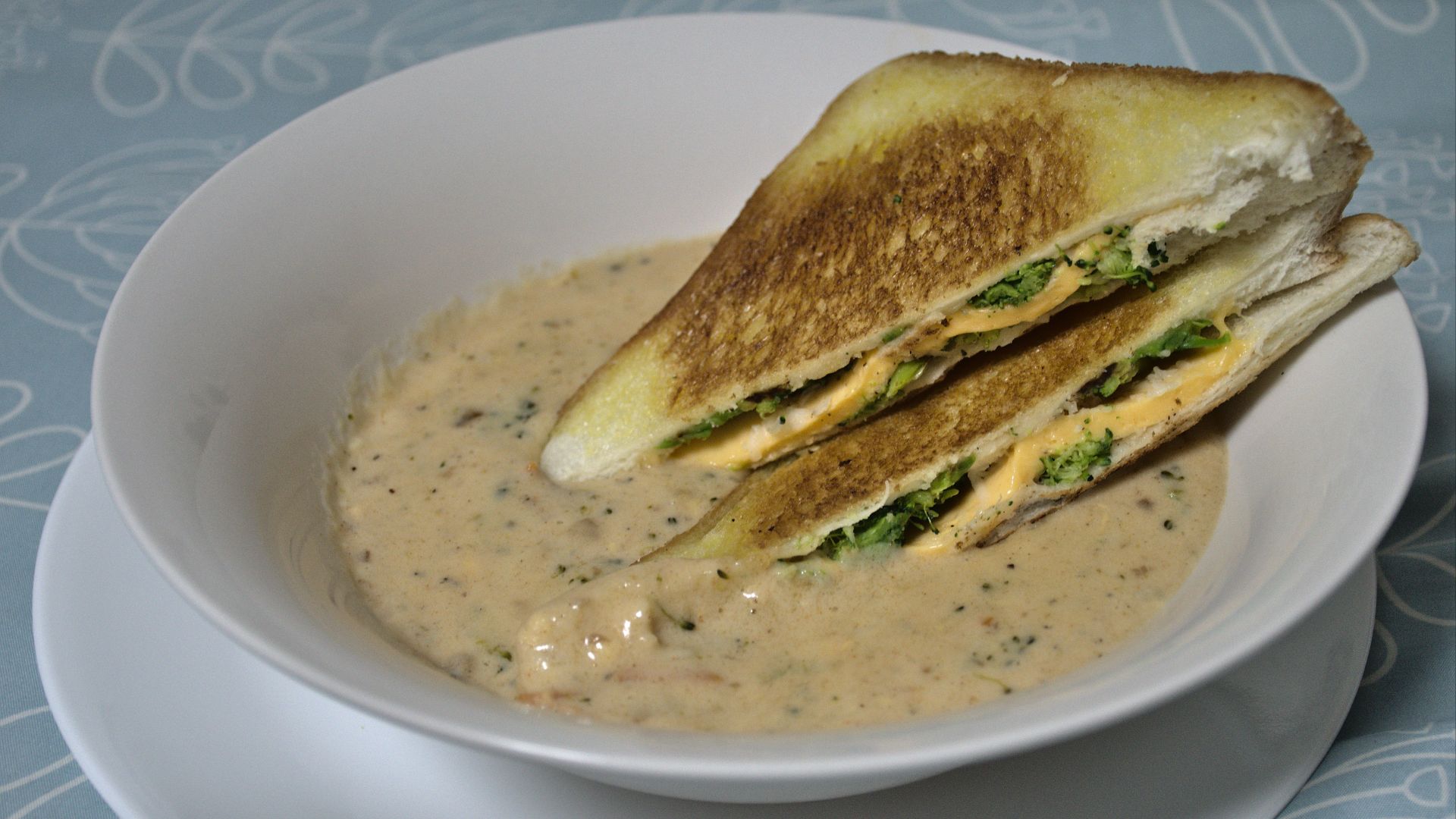 File:Broccoli cheddar soup and grilled cheese sandwich.jpg