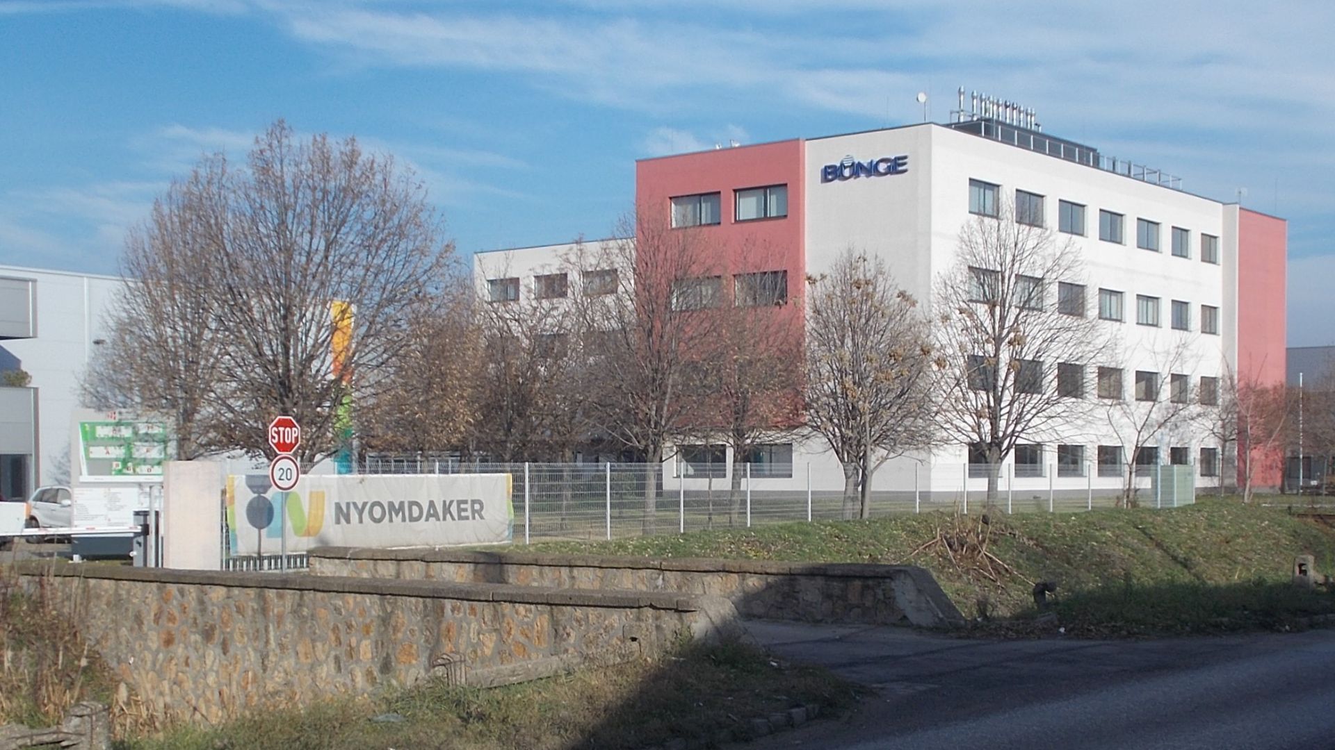 File:Táblás Straße 36-38, Illatosgraben-Brücke, Bunge, 2024 Ferencváros.jpg