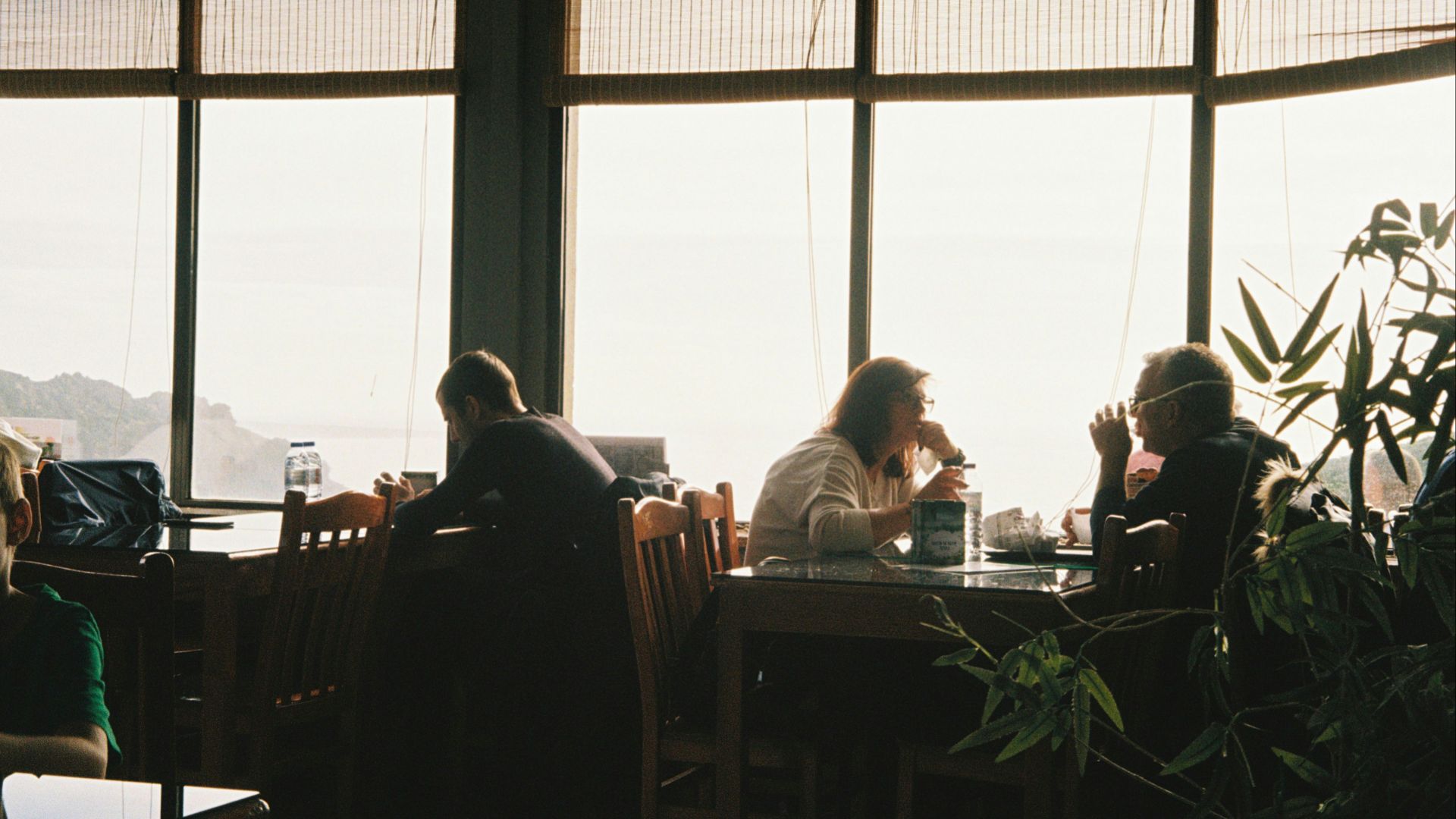 A group of people sitting at a table in a restaurant