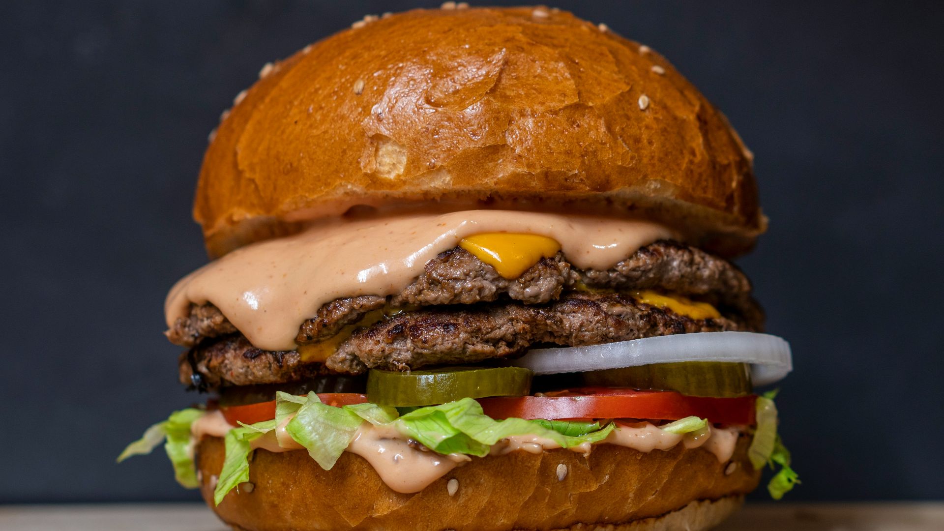 burger with lettuce and tomatoes