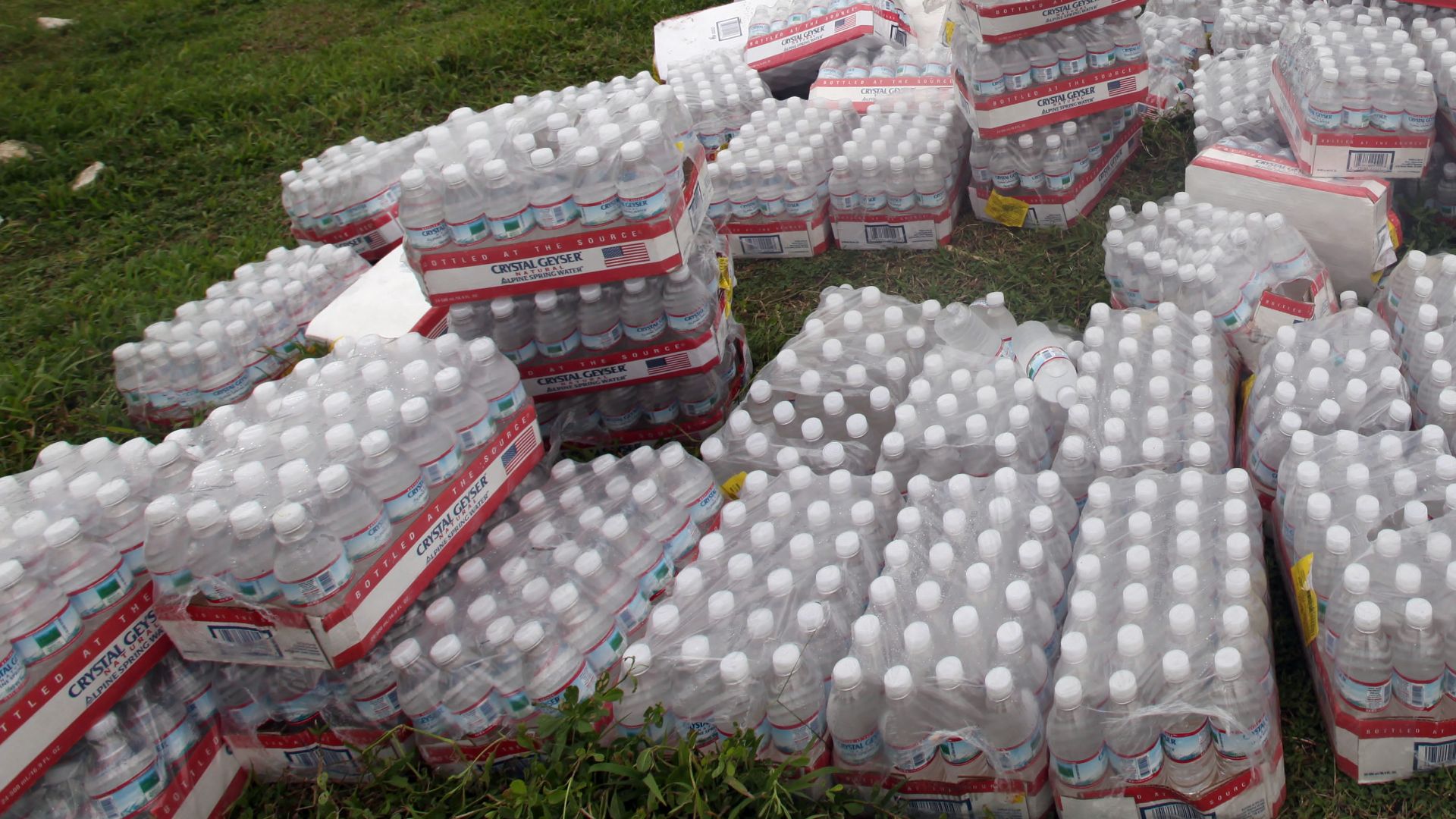 File:US Navy 100118-M-9607A-242 Marines from the 22nd Marine Expeditionary Unit (22nd MEU) unload cases of water in a pasture converted to a landing zone near Leogand, Haiti.jpg