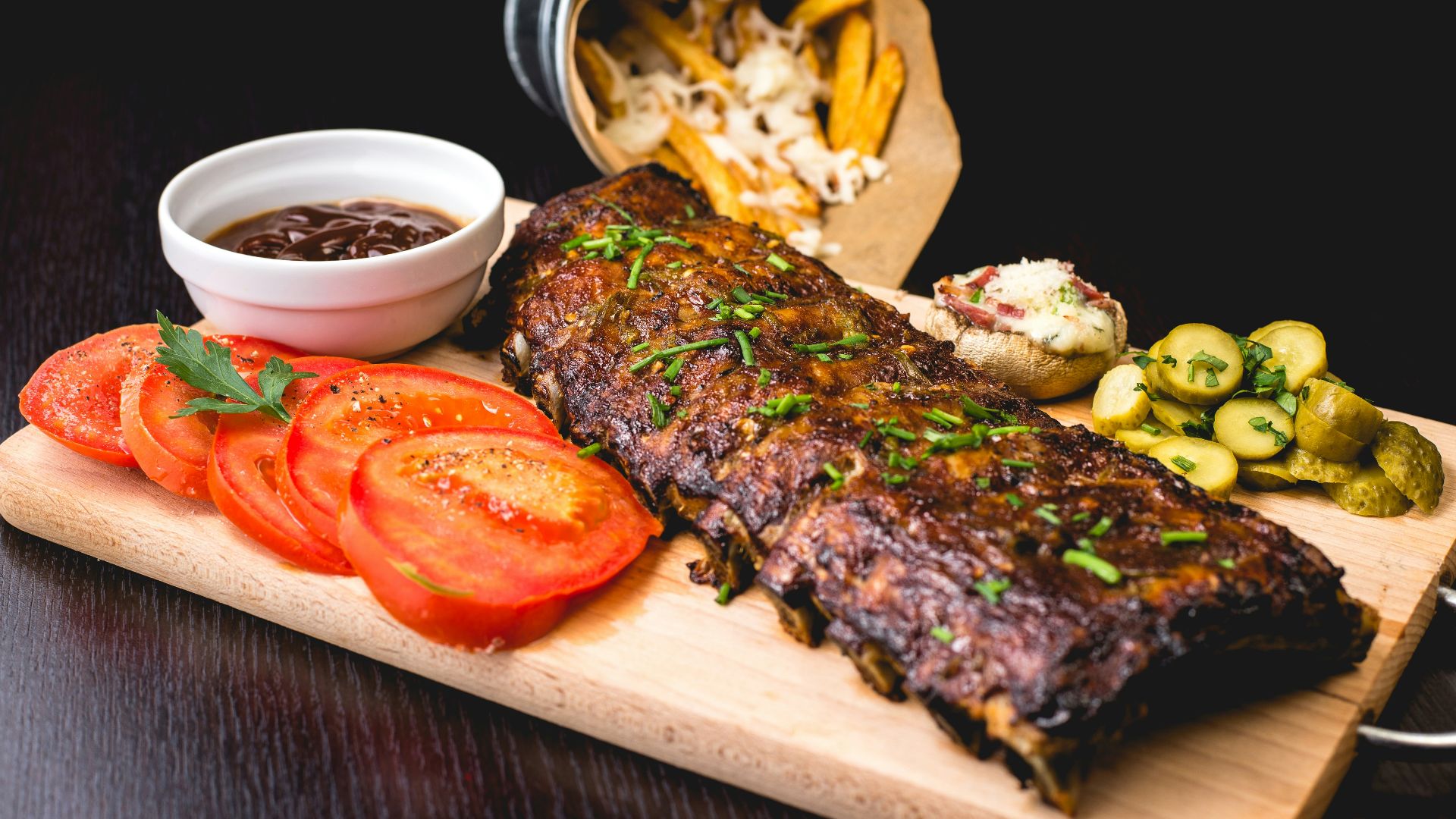 roasted ribs with sliced tomatoes and potatoes