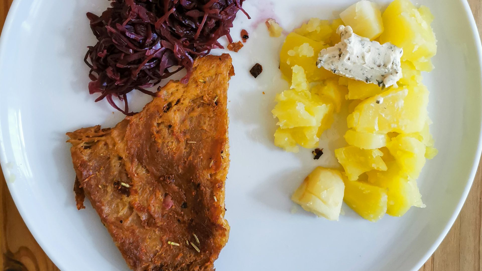 File:Seitan steak with red cabbage and potatoes.jpg
