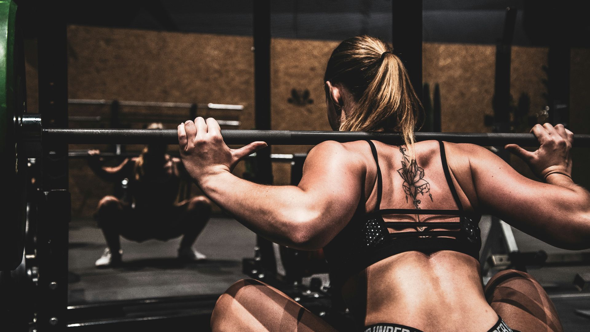 woman lifting barbel