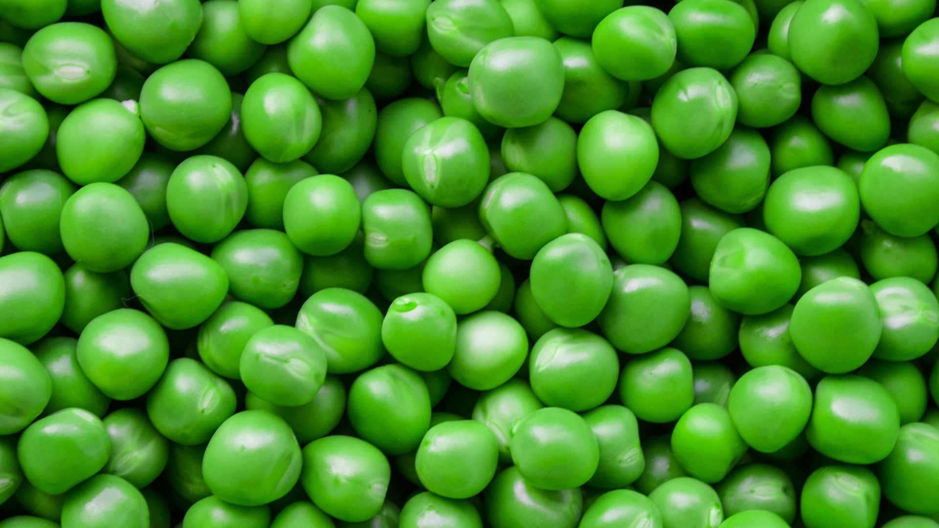 a close up of a bunch of green peas