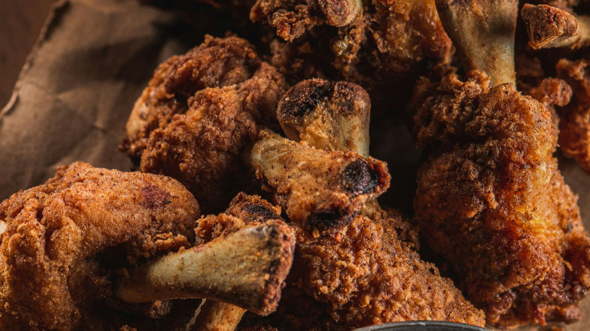 Crispy fried chicken wings with dipping sauce