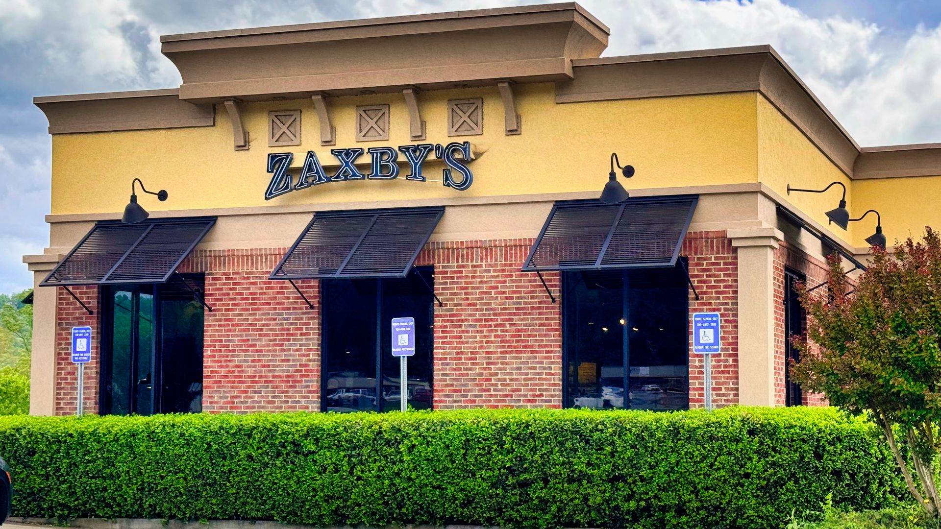 File:A Zaxby's chicken restaurant in Hiawassee, Georgia, United States 01.jpg