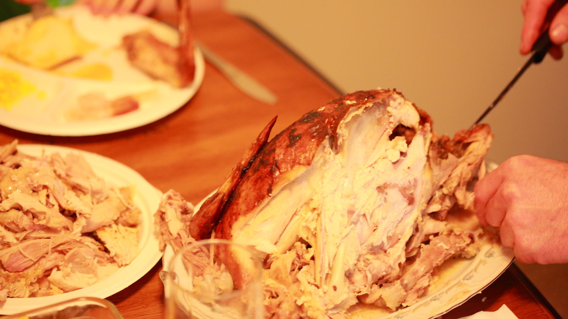 File:Casual Family Dinner Carving Thanksgiving Turkey free creative commons (4139402140).jpg