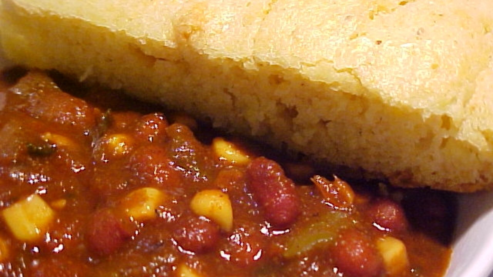 File:Chili and cornbread.jpg