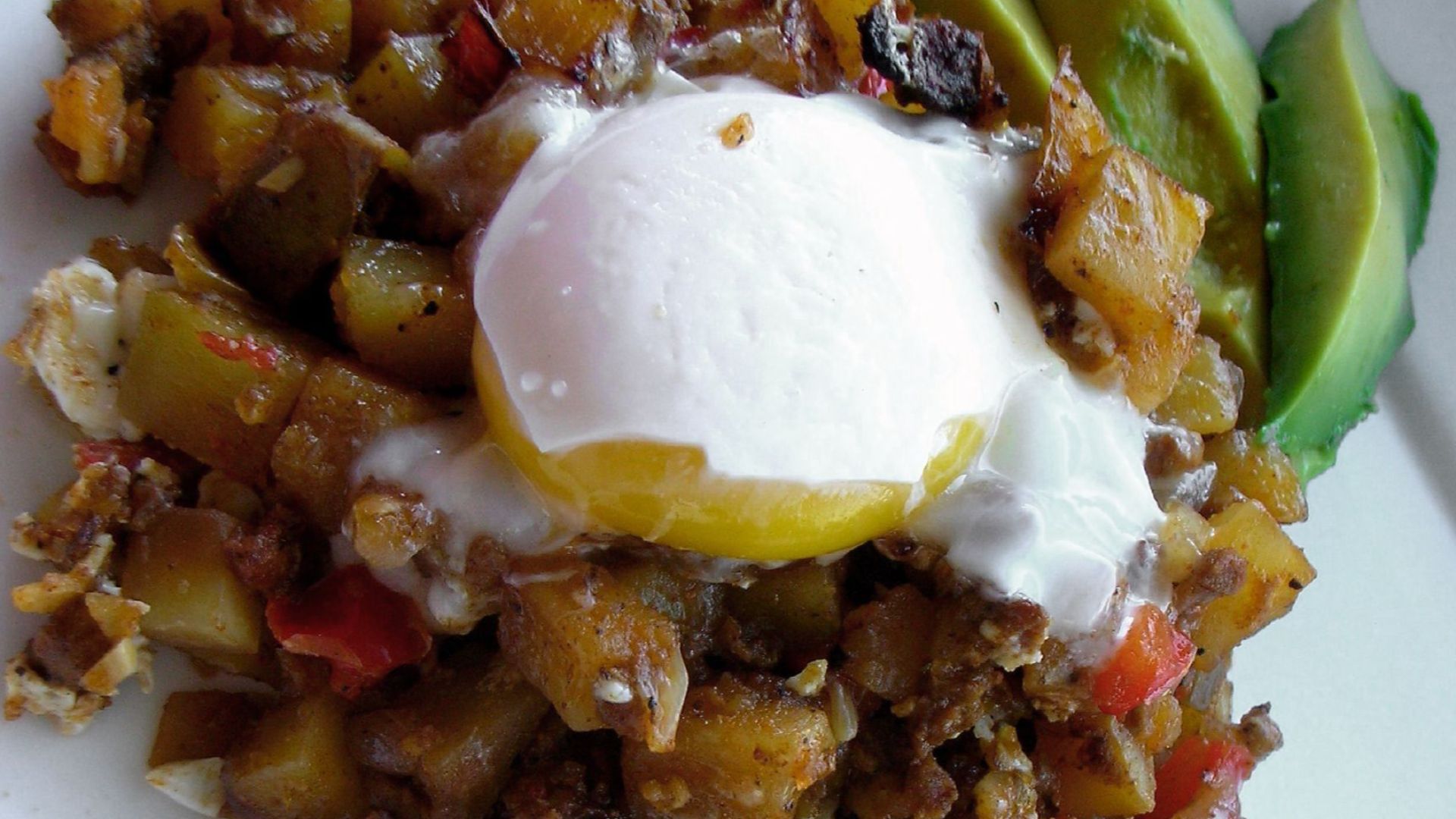 File:Coddled Egg on hash.jpg