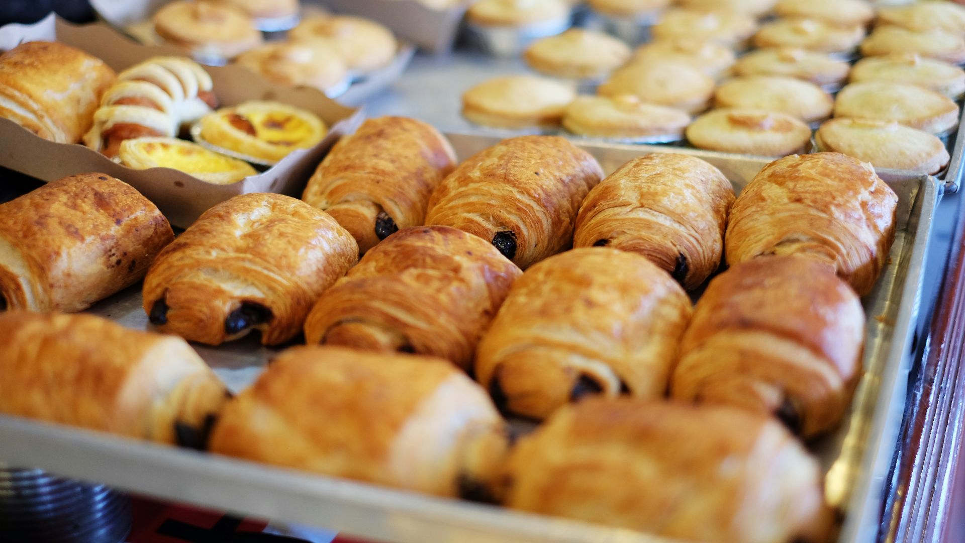 close up photography of baked treats on tray
