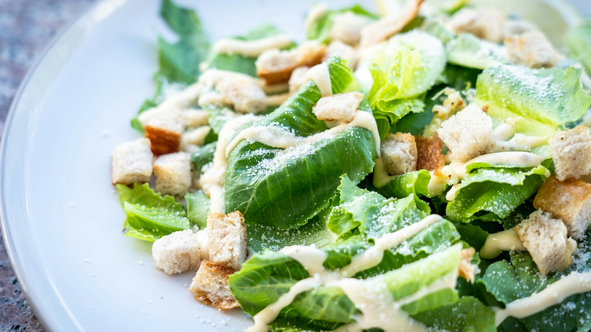 closed photography of vegetable salad with croutons in plate