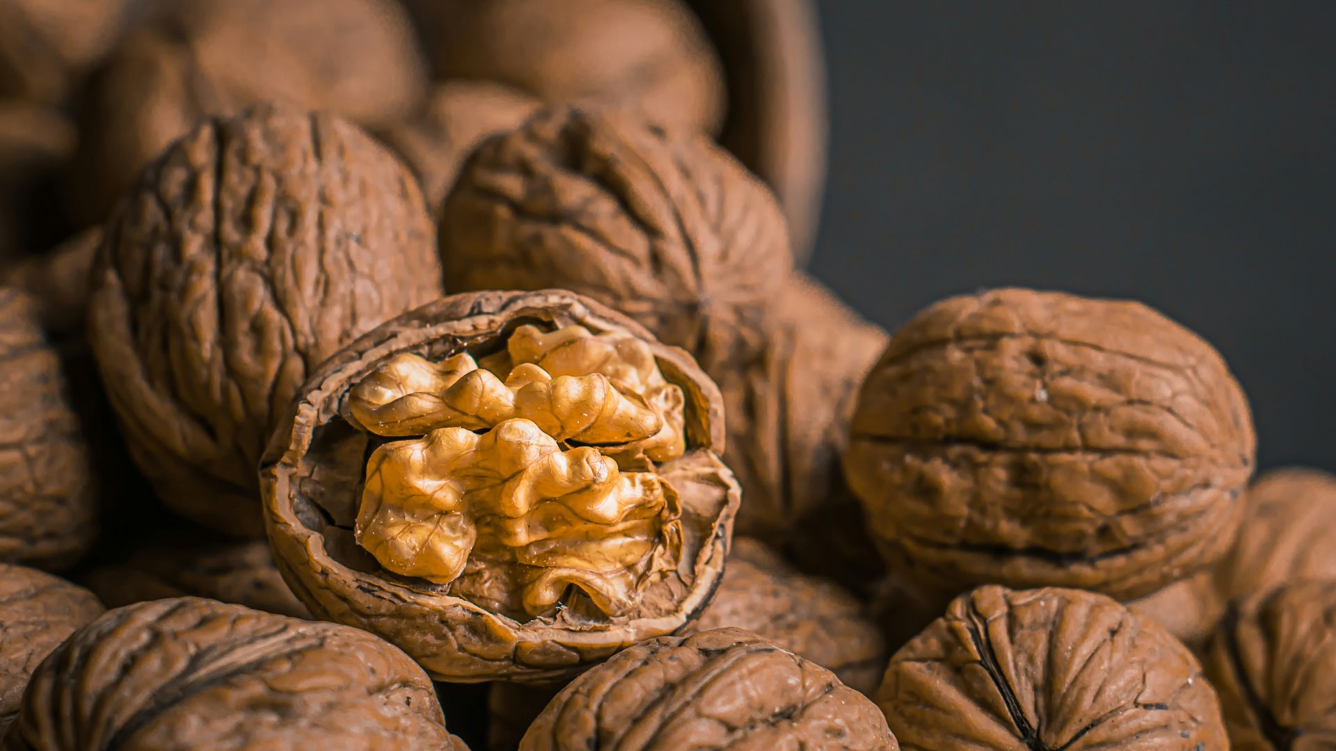 brown garlic on brown bowl