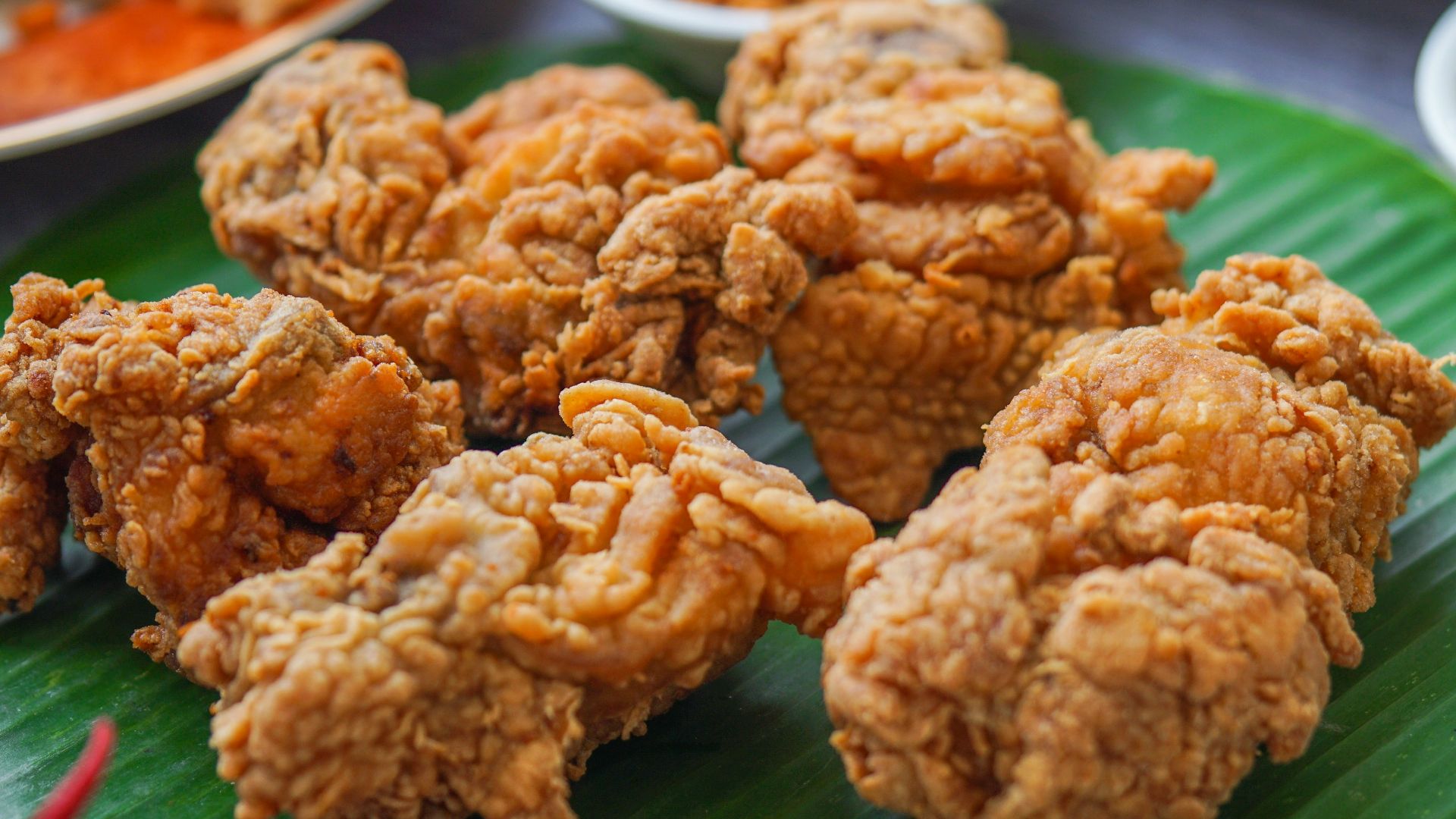 food lot on a green leaf plate