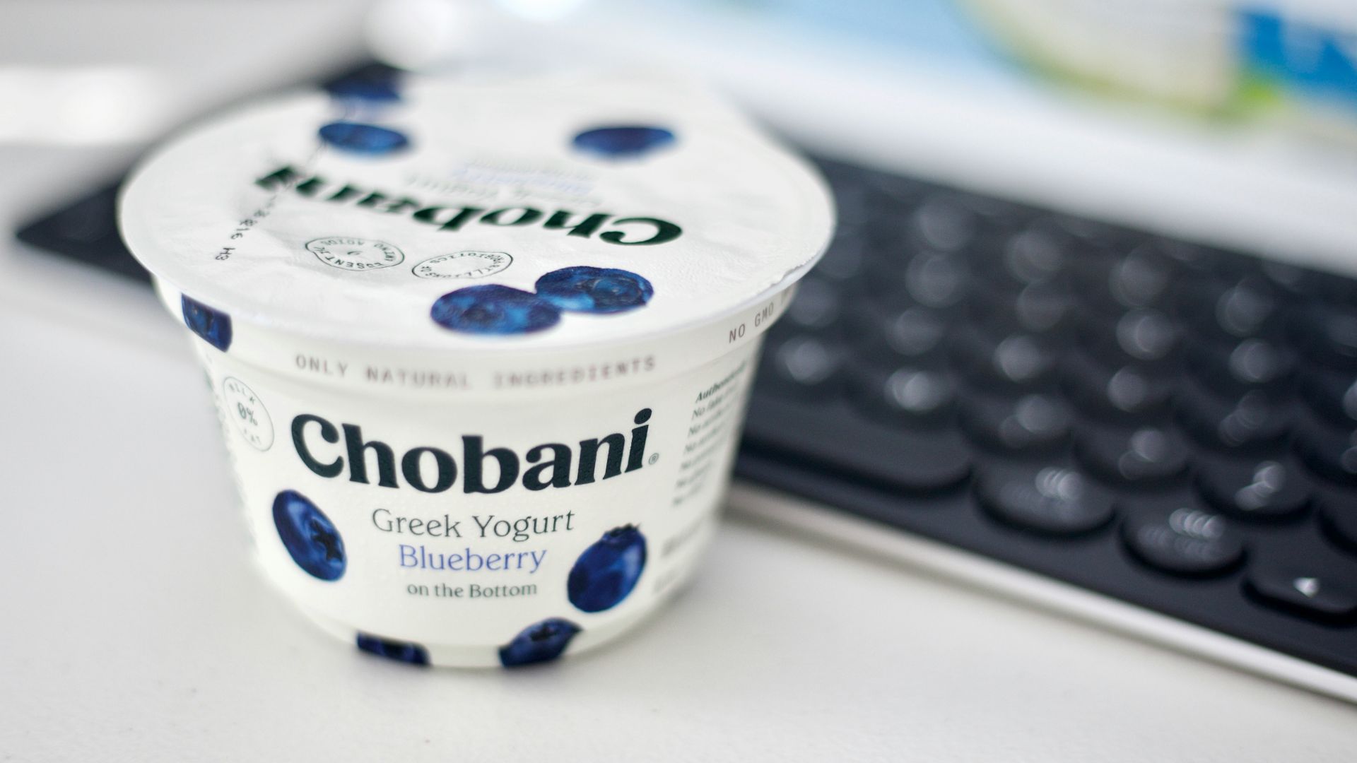 white and blue daisy sour cream