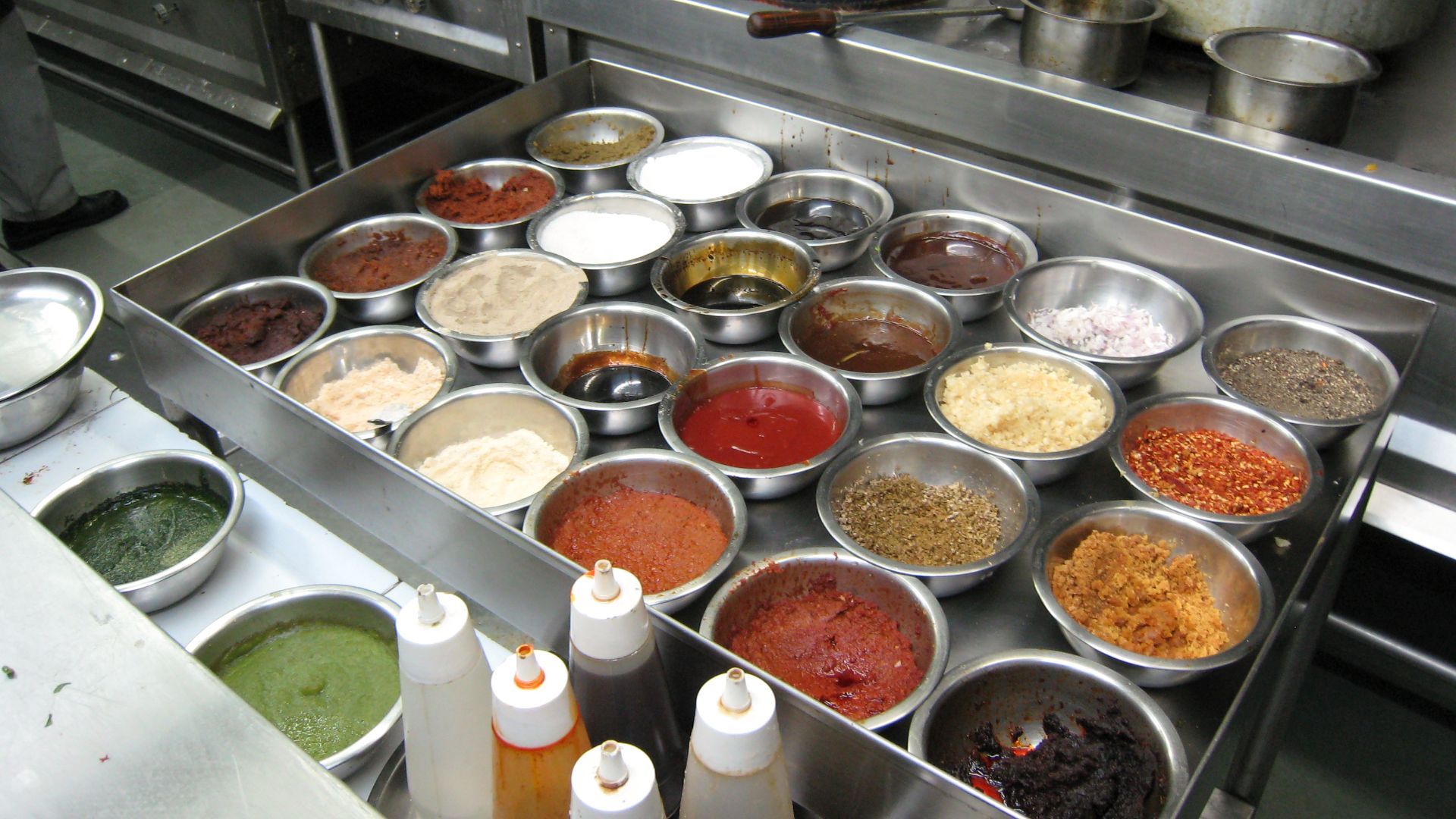 File:Mise en place for hot station.jpg