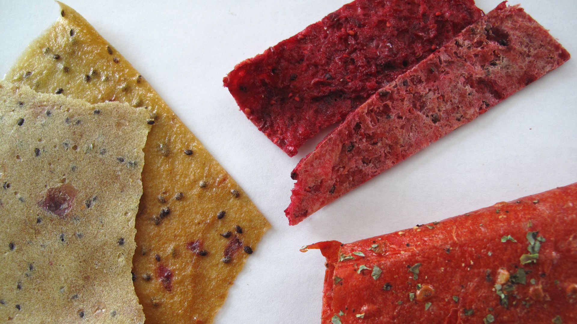 File:Cuirs de fruits kiwi banane pomme raisin canneberge pomme kiwi tomate.jpg