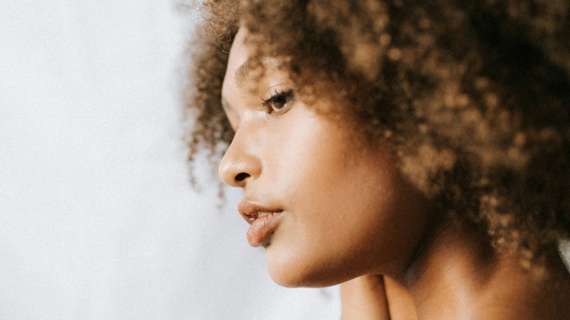 woman looking at her left