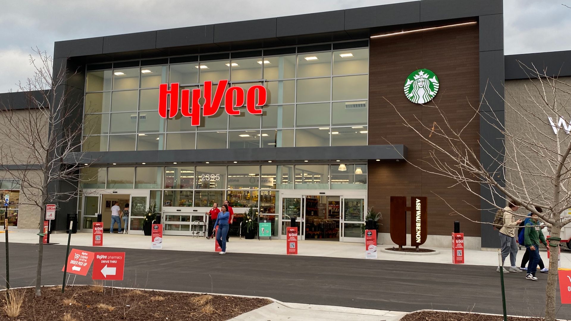 File:HyVee Ashwaubenon 11-10-2022.jpg