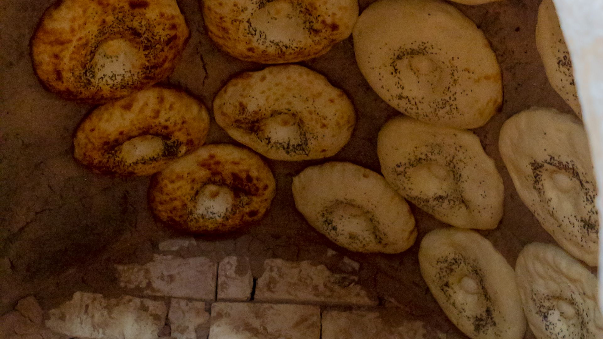 File:Uzbek bread, obi non, lepyoshka in tandyr oven.jpg