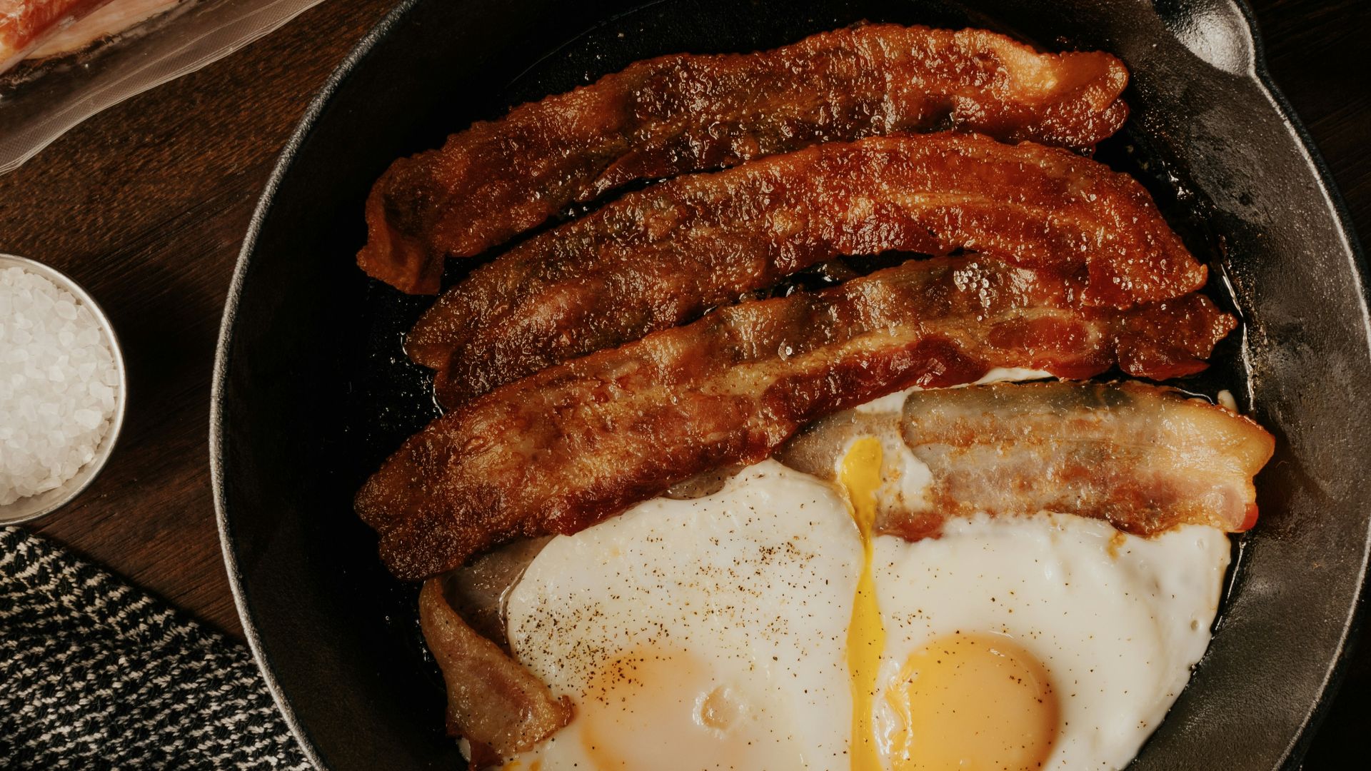 sunny side up egg on black frying pan