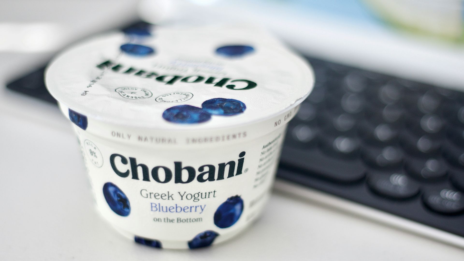 white and blue daisy sour cream