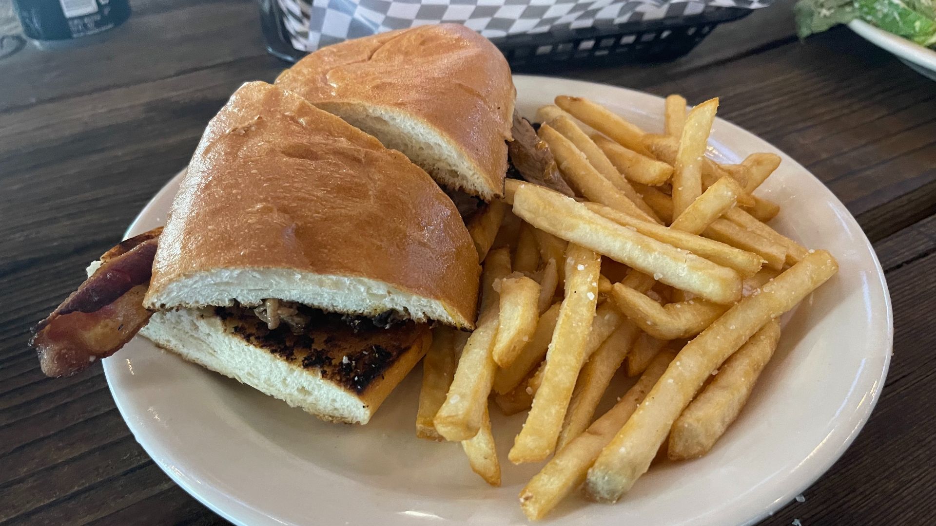 File:Rio Nido Roadhouse - November 2022 - Sarah Stierch 06.jpg