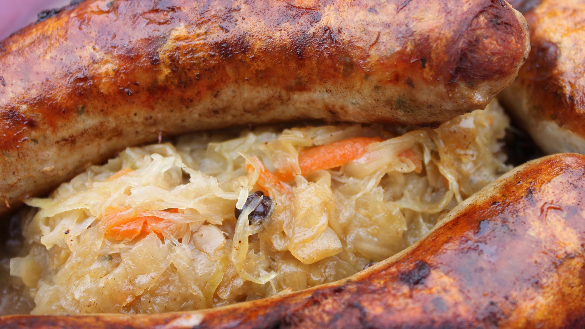 File:Bratwurst Sauerkraut Becher Bräu Bayreuth.JPG