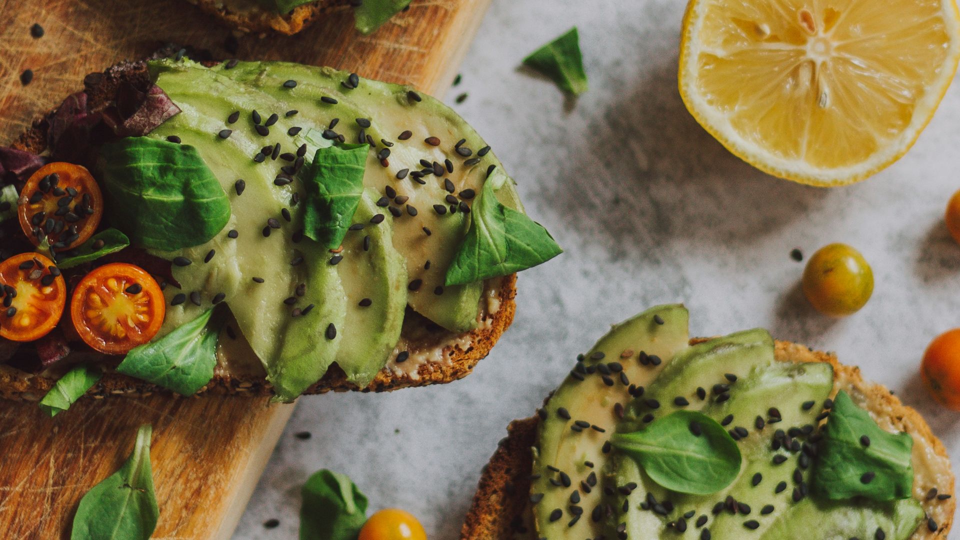 sliced lemon on chopping board