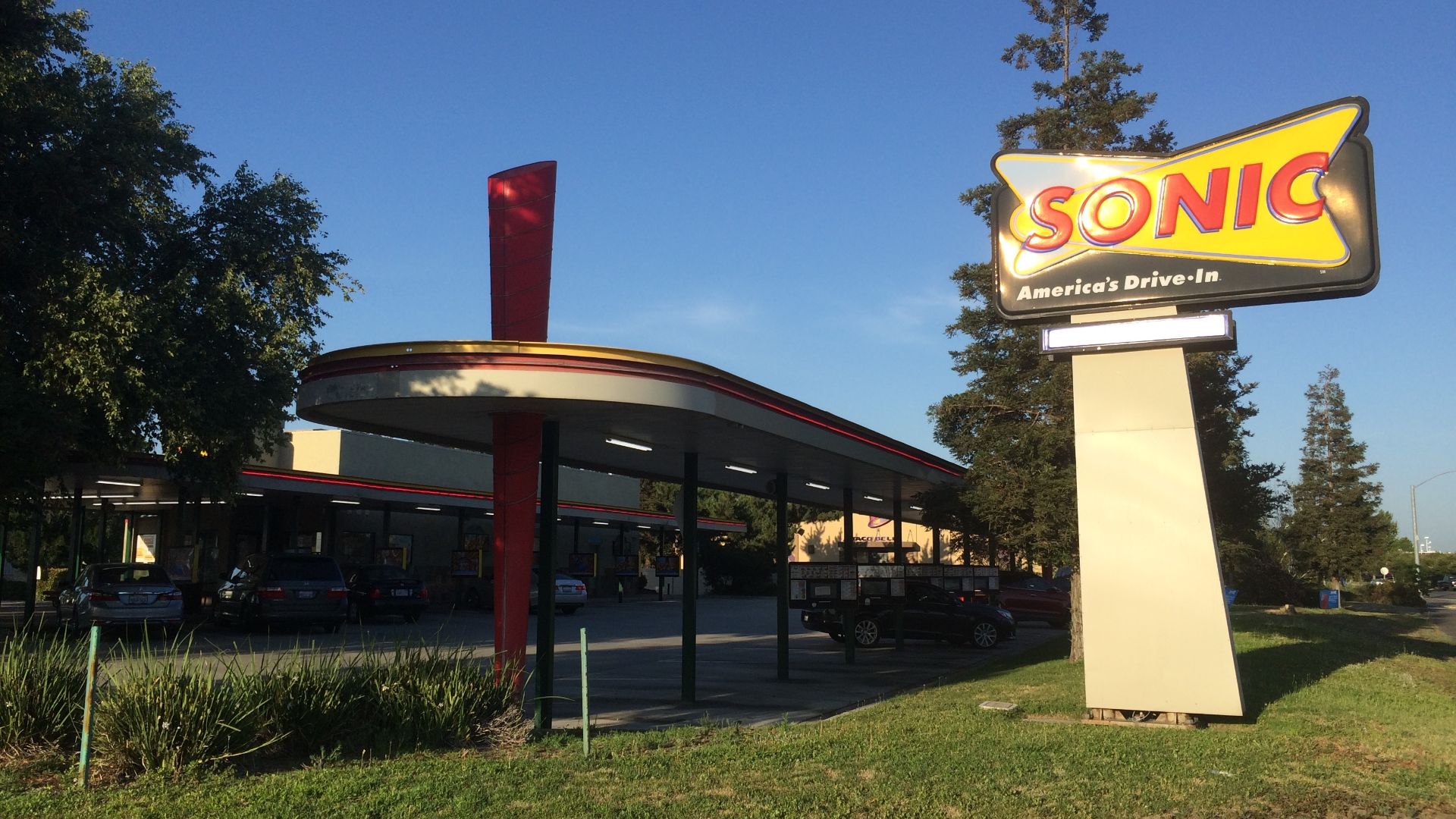 File:Sonic Drive-In Ripon, California.jpg