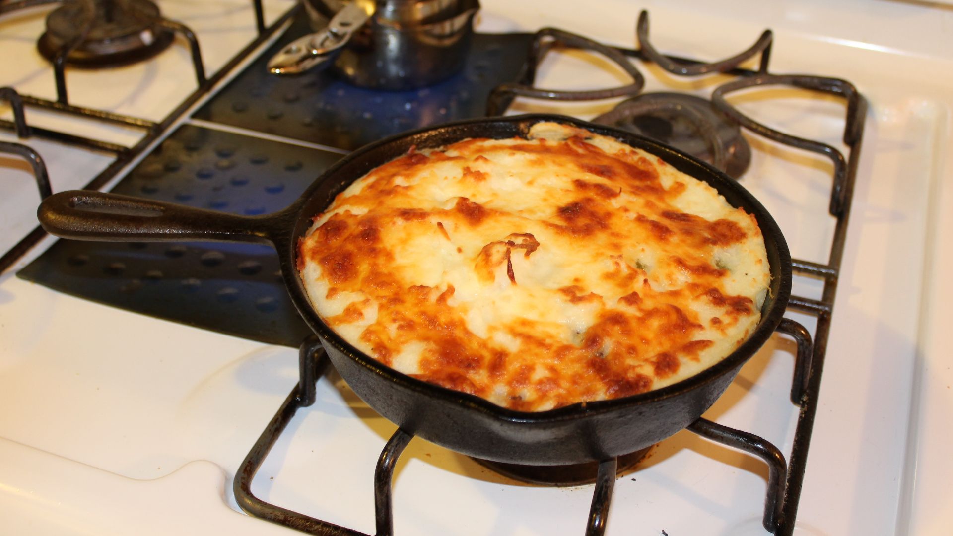 File:Shepherd's pie with a mozzarella cheese topping.jpg