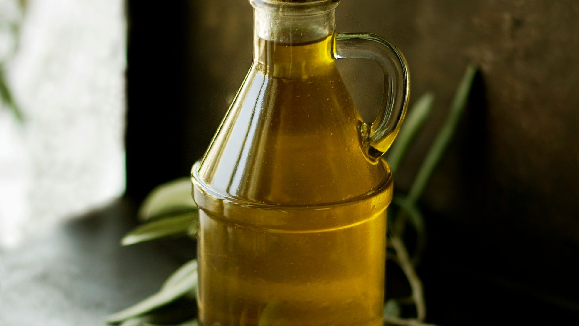 clear glass cruet bottle