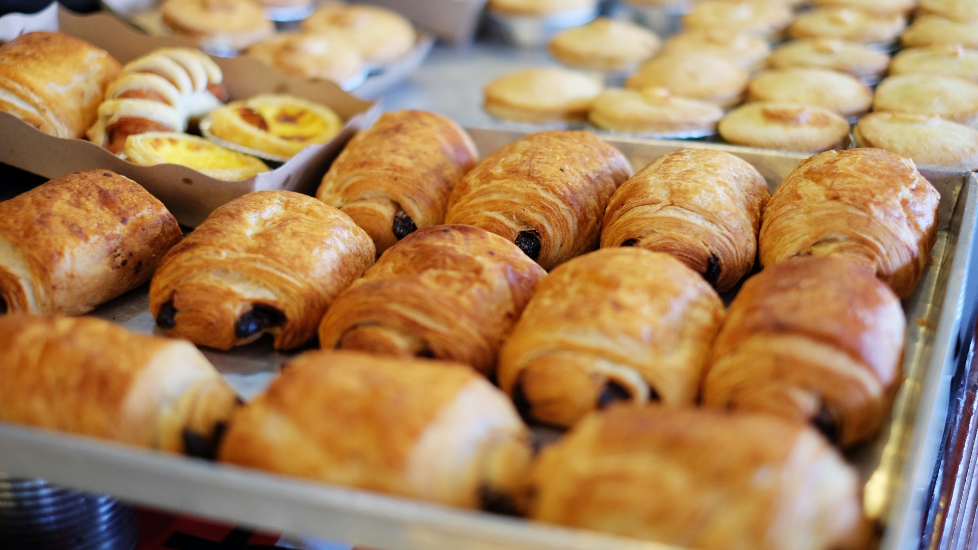 close up photography of baked treats on tray
