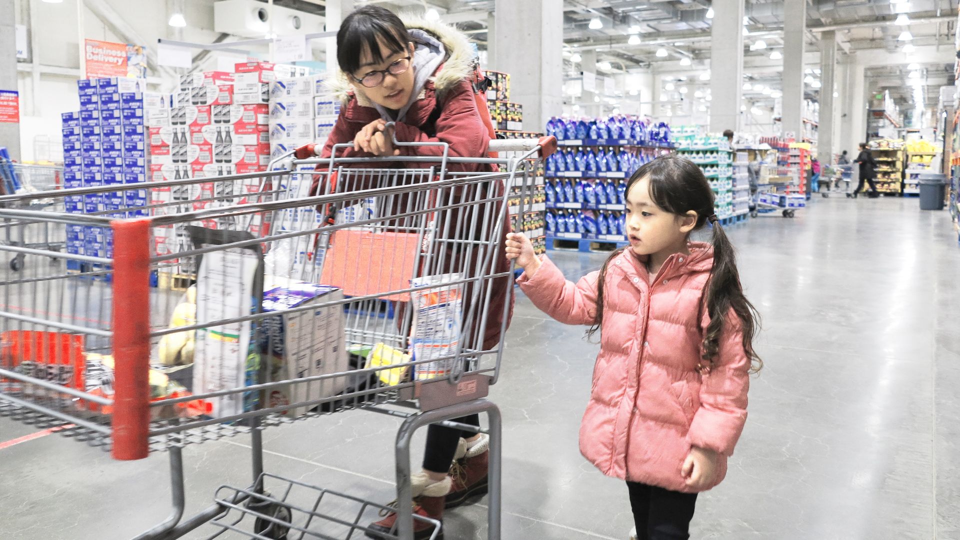 File:SAKURAKO and SAKIKO - Costco Wholesale. (49537663148).jpg