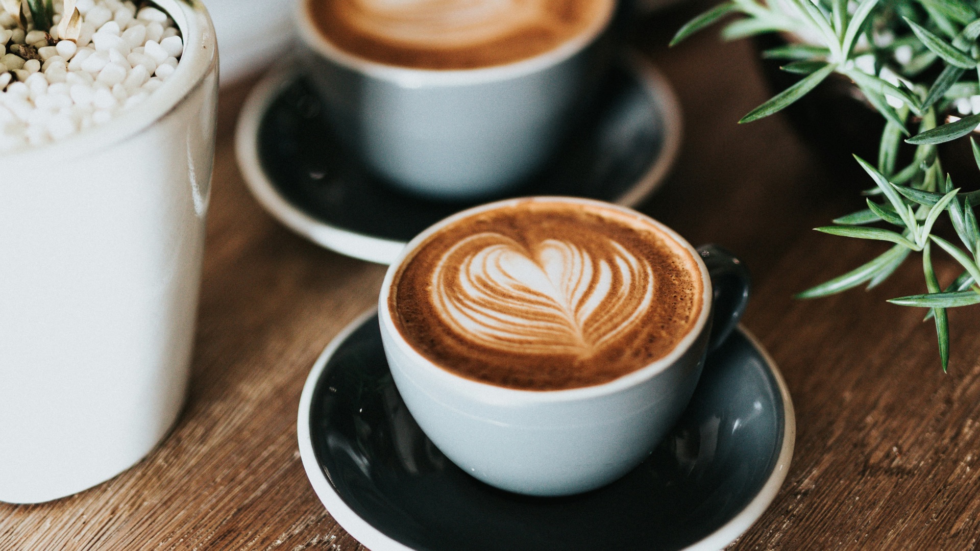 shallow focus photography of coffee late in mug on table